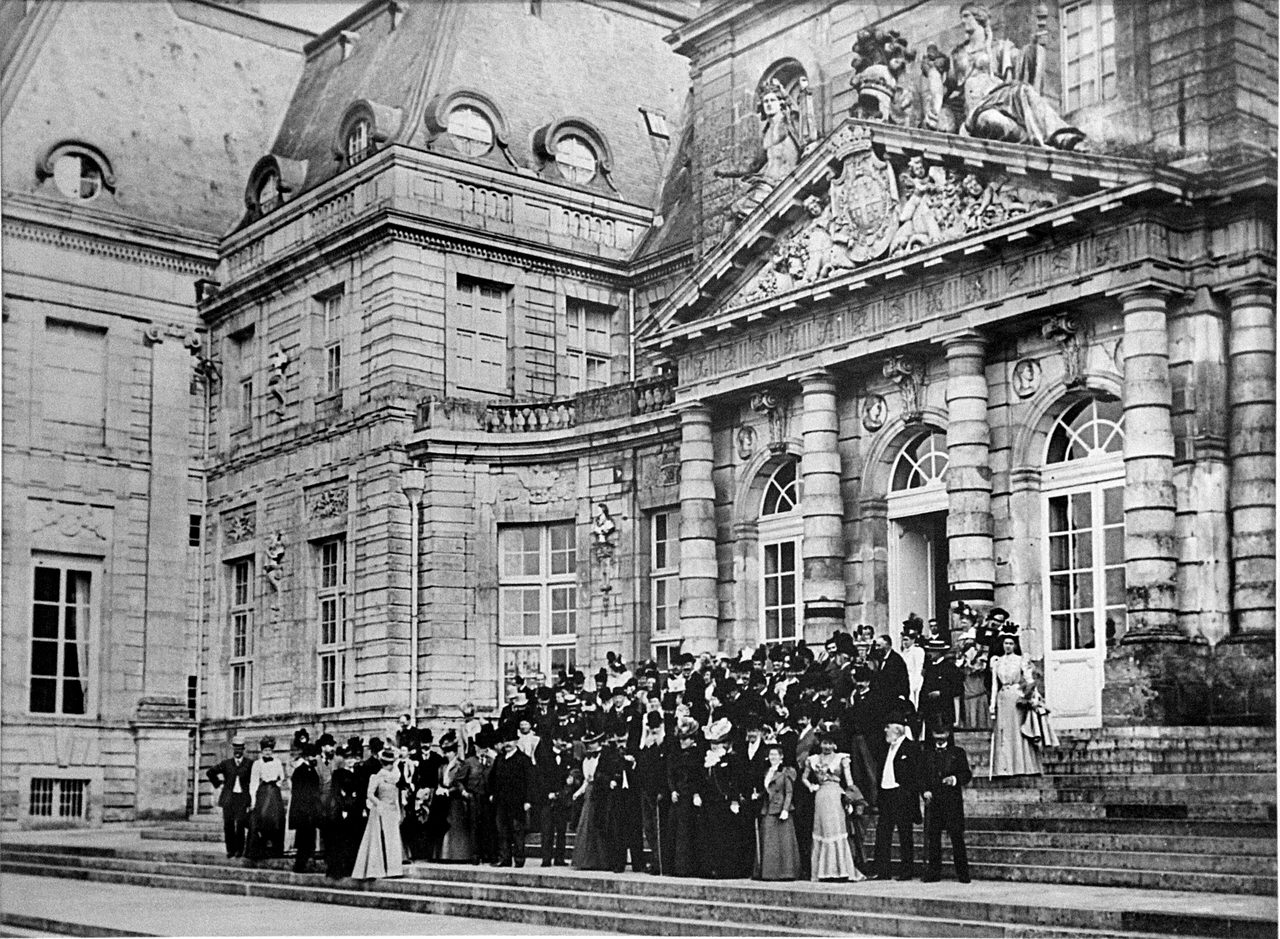 Historic photograph of a gathering on the steps of Vaux-le-Vicomte