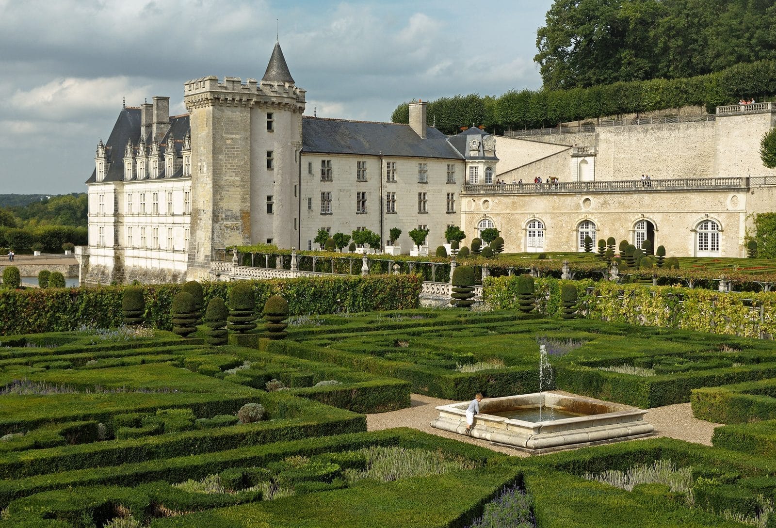 Ввласенко, CC BY-SA 3.0, via Wikimedia Commons Water cascade and basin in Villandry's upper water garden