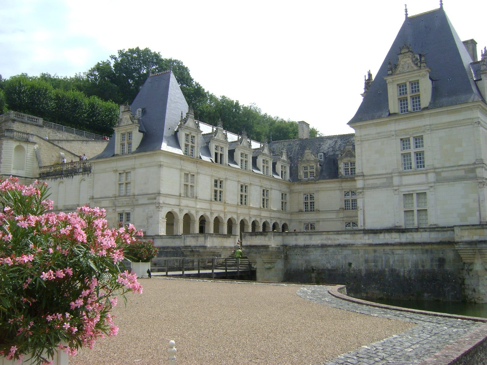 Guiguilacagouille, CC BY-SA 3.0, via Wikimedia Commons The château and its tower rising above Villandry's ornamental gardens