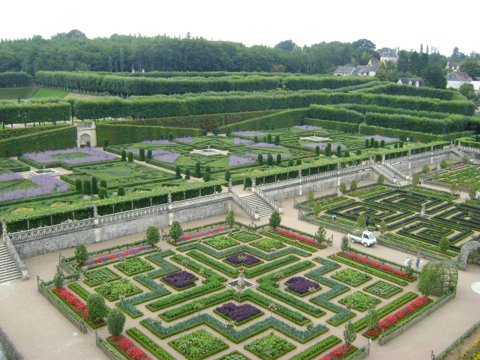 Guiguilacagouille, CC BY-SA 3.0, via Wikimedia Commons The moat and corner tower on the garden side of Villandry