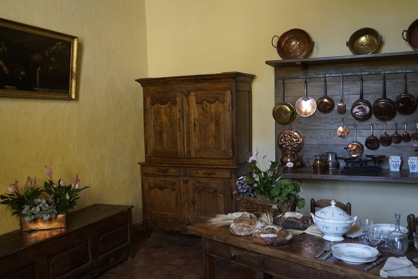 Carl Ha, CC BY-SA 4.0, via Wikimedia Commons The château kitchen at Villandry, hung with copper pans