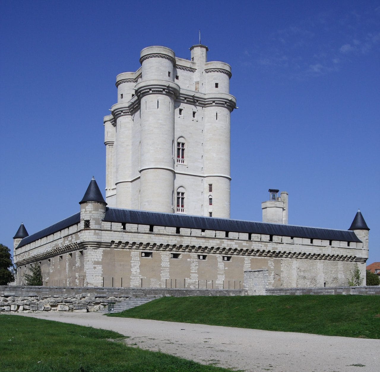 Château de Vincennes 3 The great donjon of Vincennes rising above its chemise wall