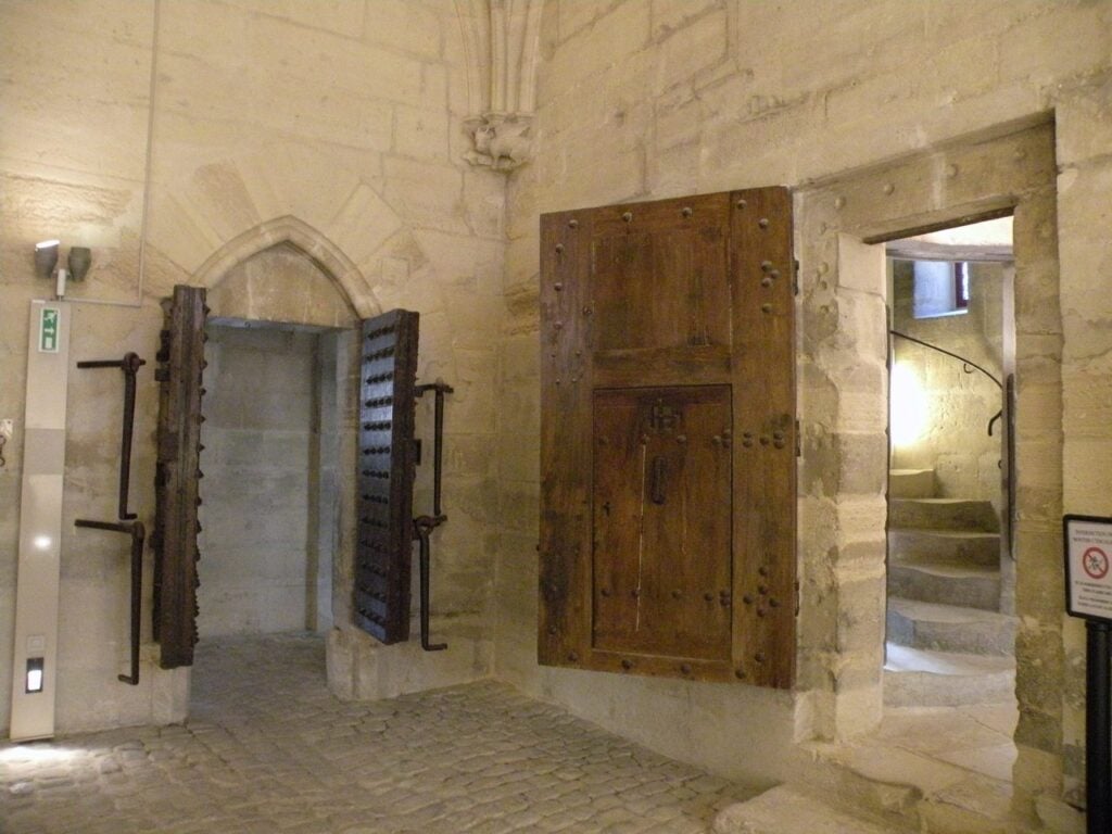 Château de Vincennes 16 Vaulted ground-floor chamber inside the Vincennes donjon