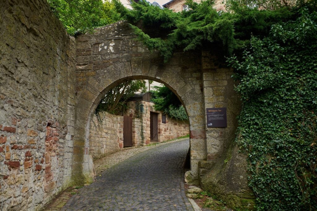 The middle gate, the Mittleres Tor, on the approach to Waldeck Castle