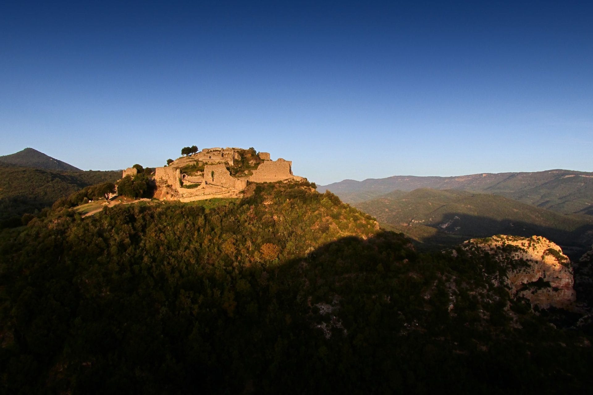 The Château de Termes on its spur above the Hautes-Corbières The Château de Termes on its spur above the Hautes-Corbières