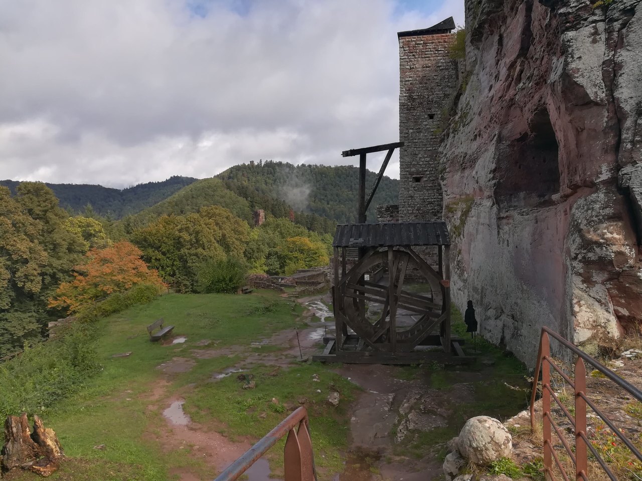 The reconstructed wooden treadwheel hoist against the rock at Fleckenstein The reconstructed wooden treadwheel hoist against the rock at Fleckenstein