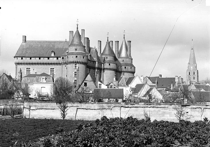 Château de Langeais 9 A nineteenth-century view of the three round towers rising over the town. Photo: Seraphin-Mederic Mieusement, Mediatheque de l'architecture et du patrimoine, public domain.