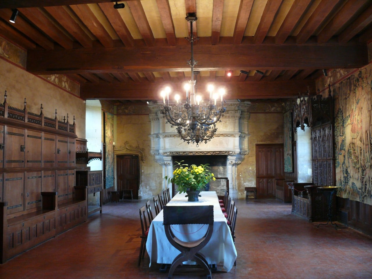 The banquet hall, hung with tapestry beneath a monumental carved chimneypiece. Photo: Claude villetaneuse, <a href=