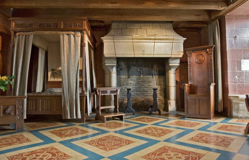 Château de Langeais 5 A furnished bedchamber with a canopied bed and tiled floor. Photo: JONATHAN / Adobe Stock.