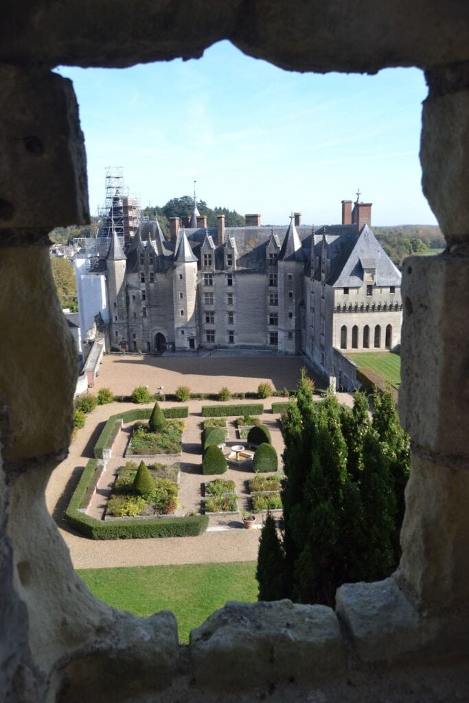 Château de Langeais 7 The courtyard seen down through a crenel of the parapet walk. Photo: arnaud / Adobe Stock.