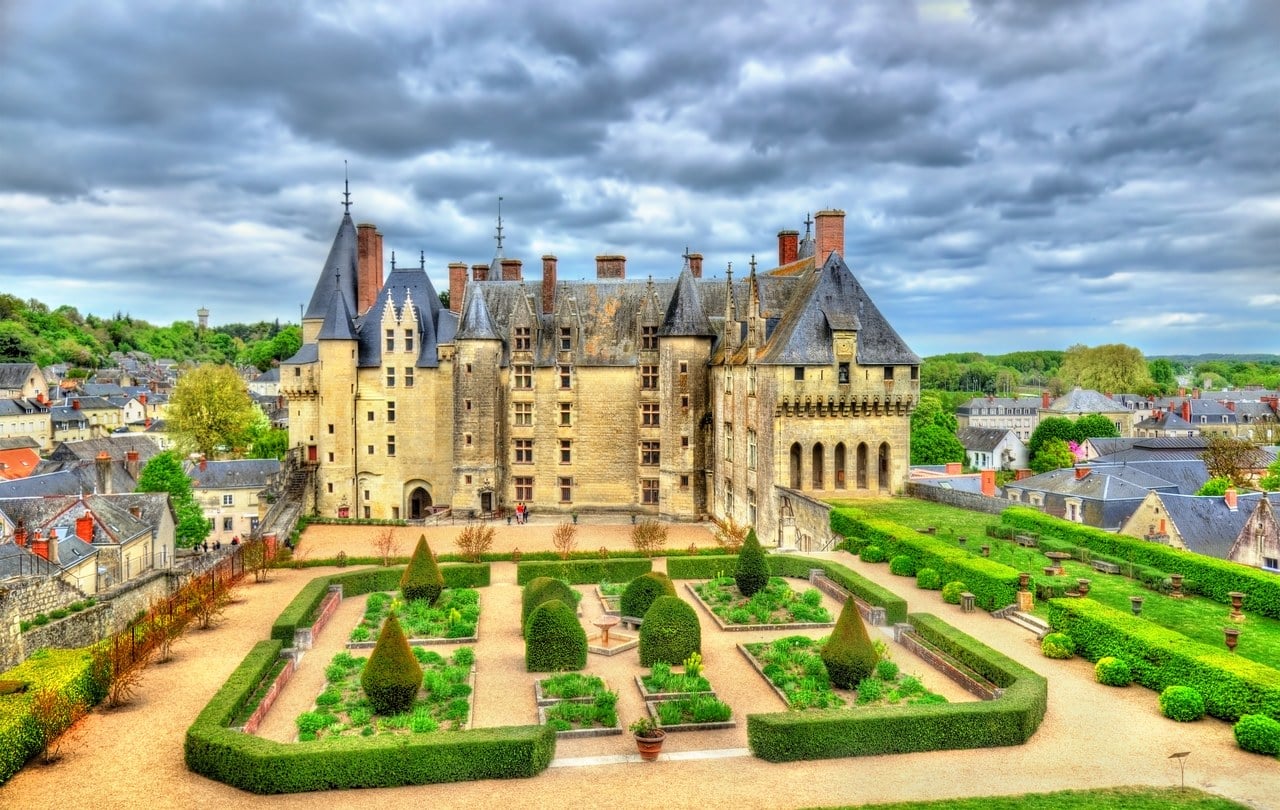 The residential range on the courtyard side, opened by mullioned windows above the garden. Photo: Leonid Andronov / Adobe Stock. The residential range on the courtyard side, opened by mullioned windows above the garden. Photo: Leonid Andronov / Adobe Stock.