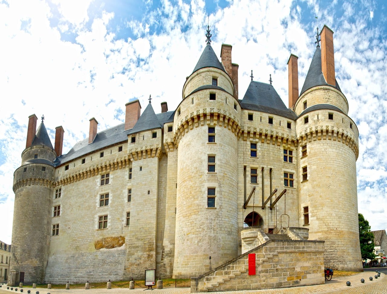 Château de Langeais 1 The town front of Chateau de Langeais, a cliff of pale stone and round towers rising over the street. Photo: Flaviu Boerescu / Adobe Stock.