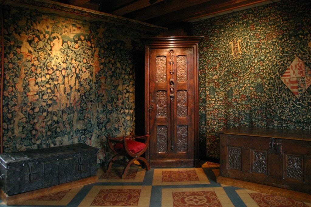 Château de Langeais 4 A room hung with mille-fleurs verdure tapestry from Siegfried's collection. Photo: Gerd Eichmann, CC BY-SA 4.0, via Wikimedia Commons.