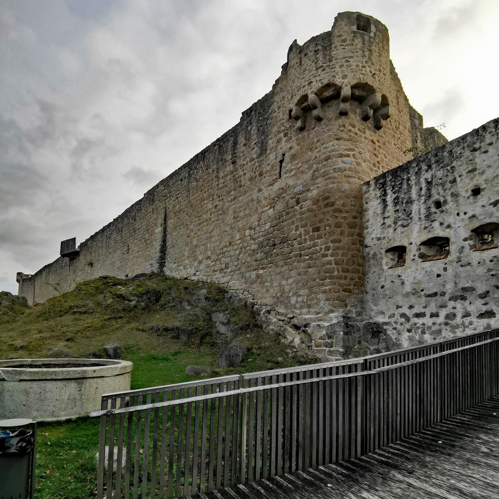 Round tower and curtain walls of the Château du Hohlandsbourg Round tower and curtain walls of the Château du Hohlandsbourg