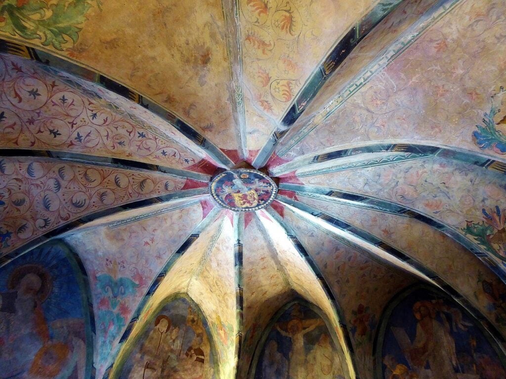 The painted ten-part late Gothic vault of the chapel at Marksburg