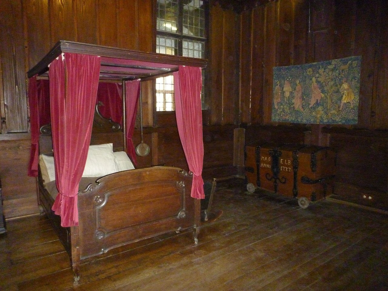 The timber-paneled Kemenate at Marksburg with a curtained bed and iron-bound chest