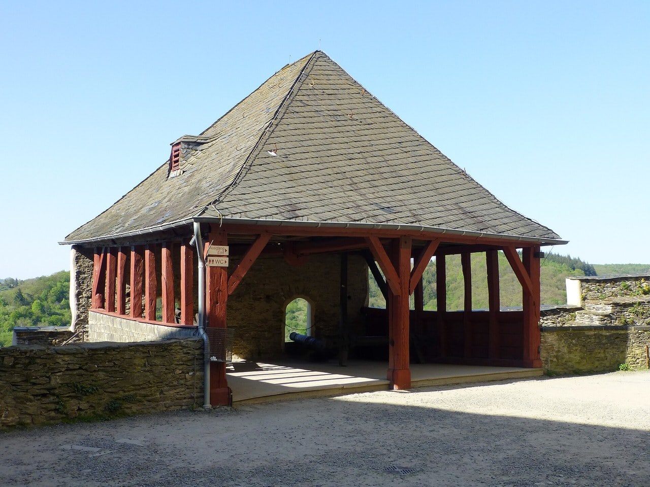 The Kleine Batterie of 1711 at Marksburg, a slate-roofed gun platform on timber posts