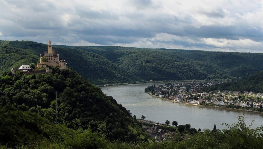 Marksburg above a long bend of the Rhine