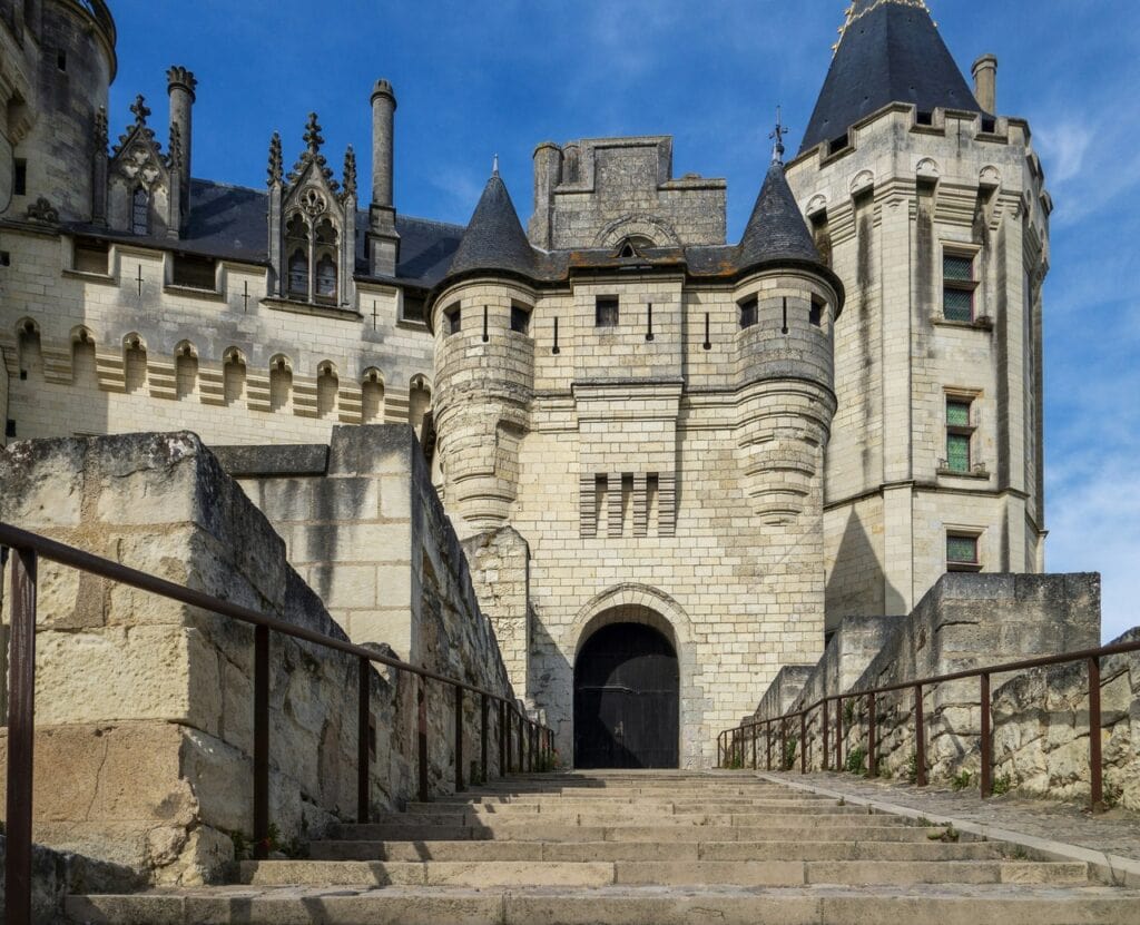 Château de Saumur 8 The gatehouse and entrance steps of Château de Saumur