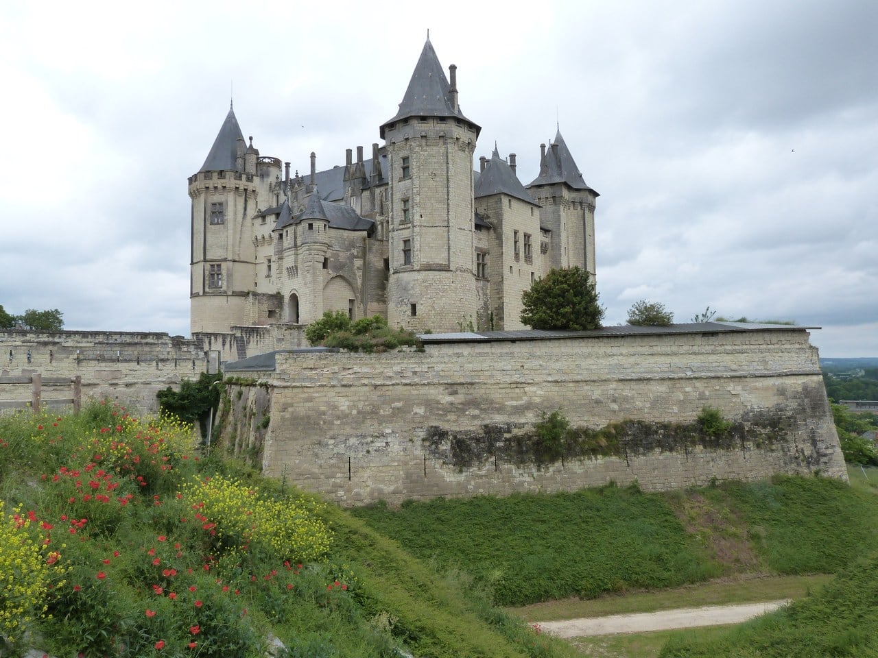 The bastioned tuffeau rampart of Château de Saumur The bastioned tuffeau rampart of Château de Saumur