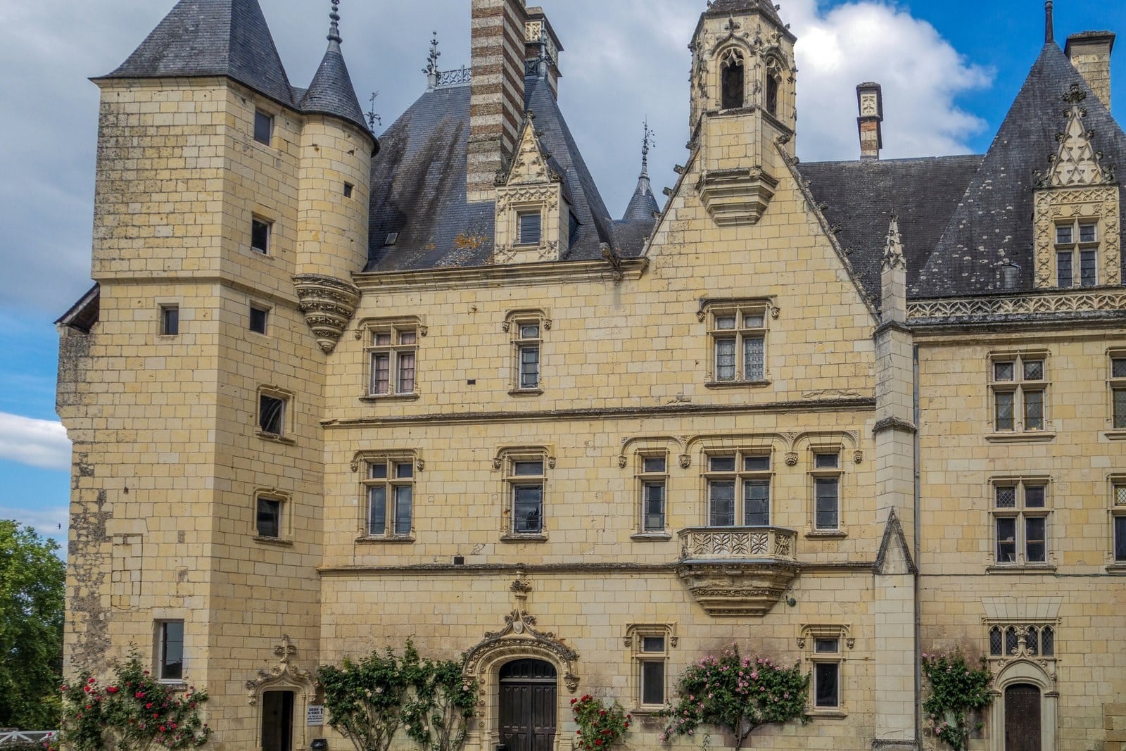 The courtyard front of Château d'Ussé and its covered wall-walk The courtyard front of Château d'Ussé and its covered wall-walk