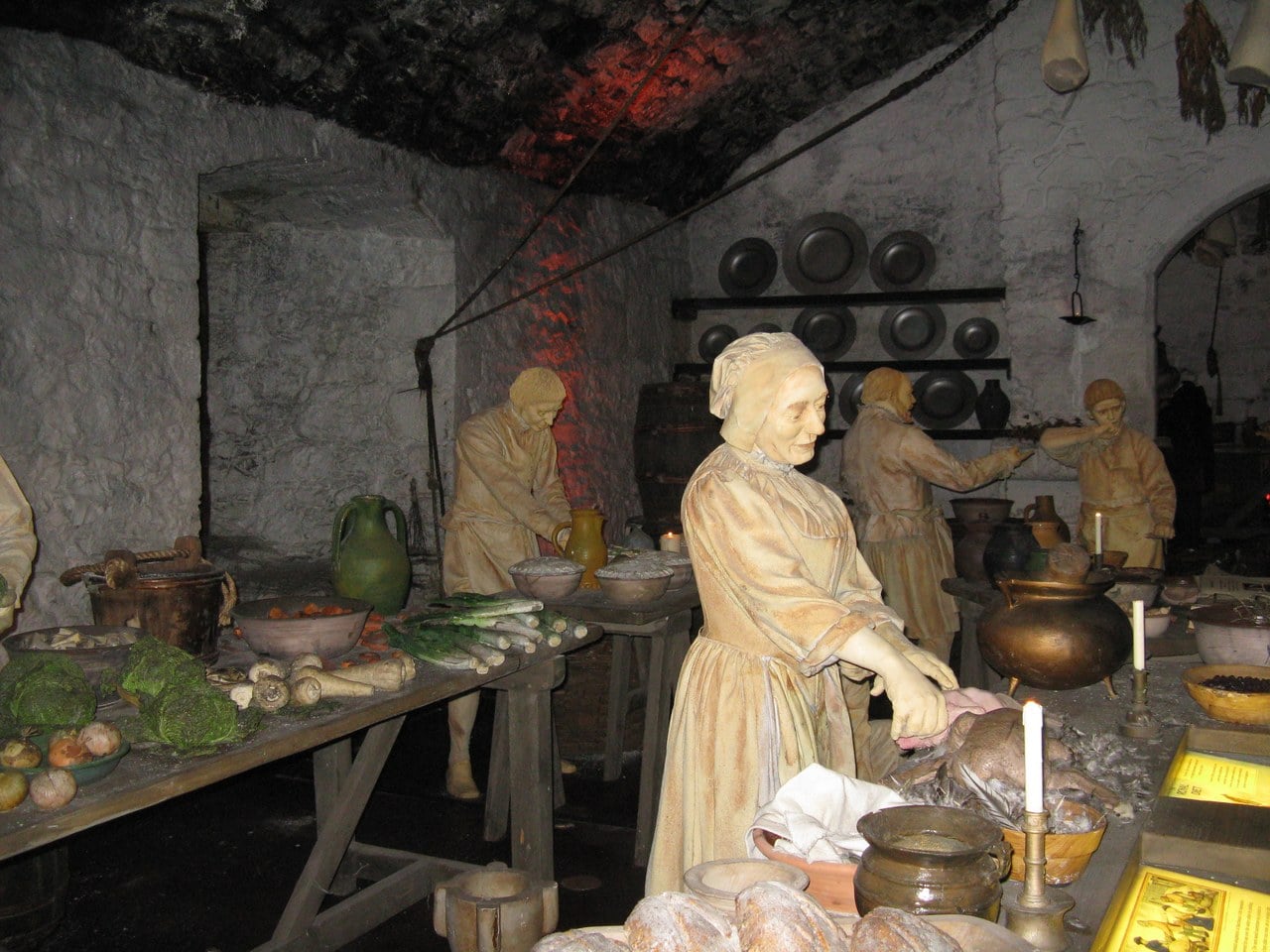 Life-size figures re-create the bustle of Stirling Castle's Great Kitchens. Life-size figures re-create the bustle of Stirling Castle's Great Kitchens.