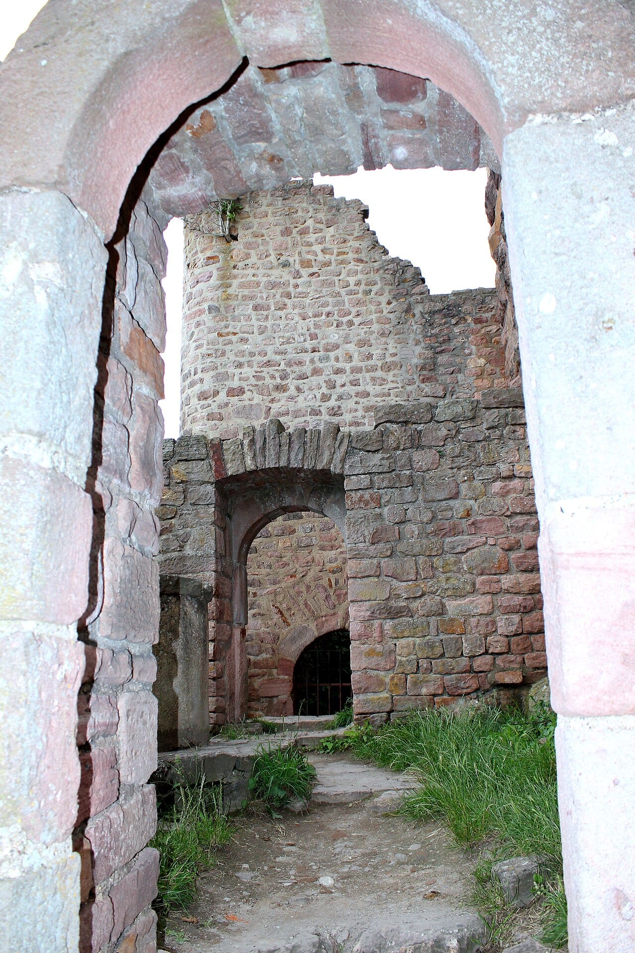 The great keep of the Dagsbourg, raised by the counts of Dabo in the mid twelfth century The great keep of the Dagsbourg, raised by the counts of Dabo in the mid twelfth century
