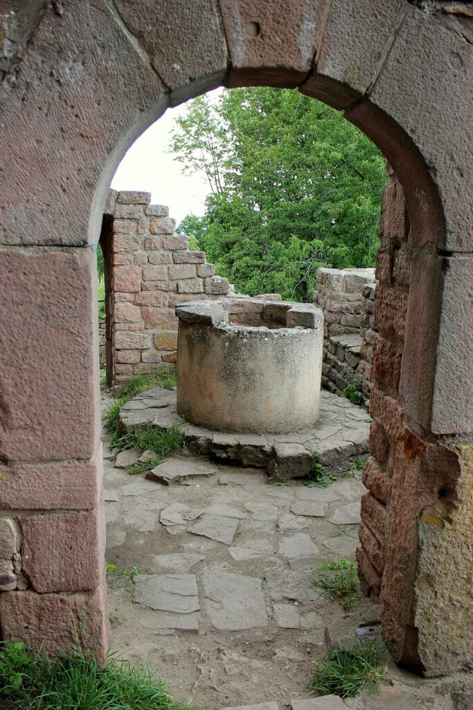 Three Castles of Eguisheim 3 The well in the Wahlenbourg courtyard
