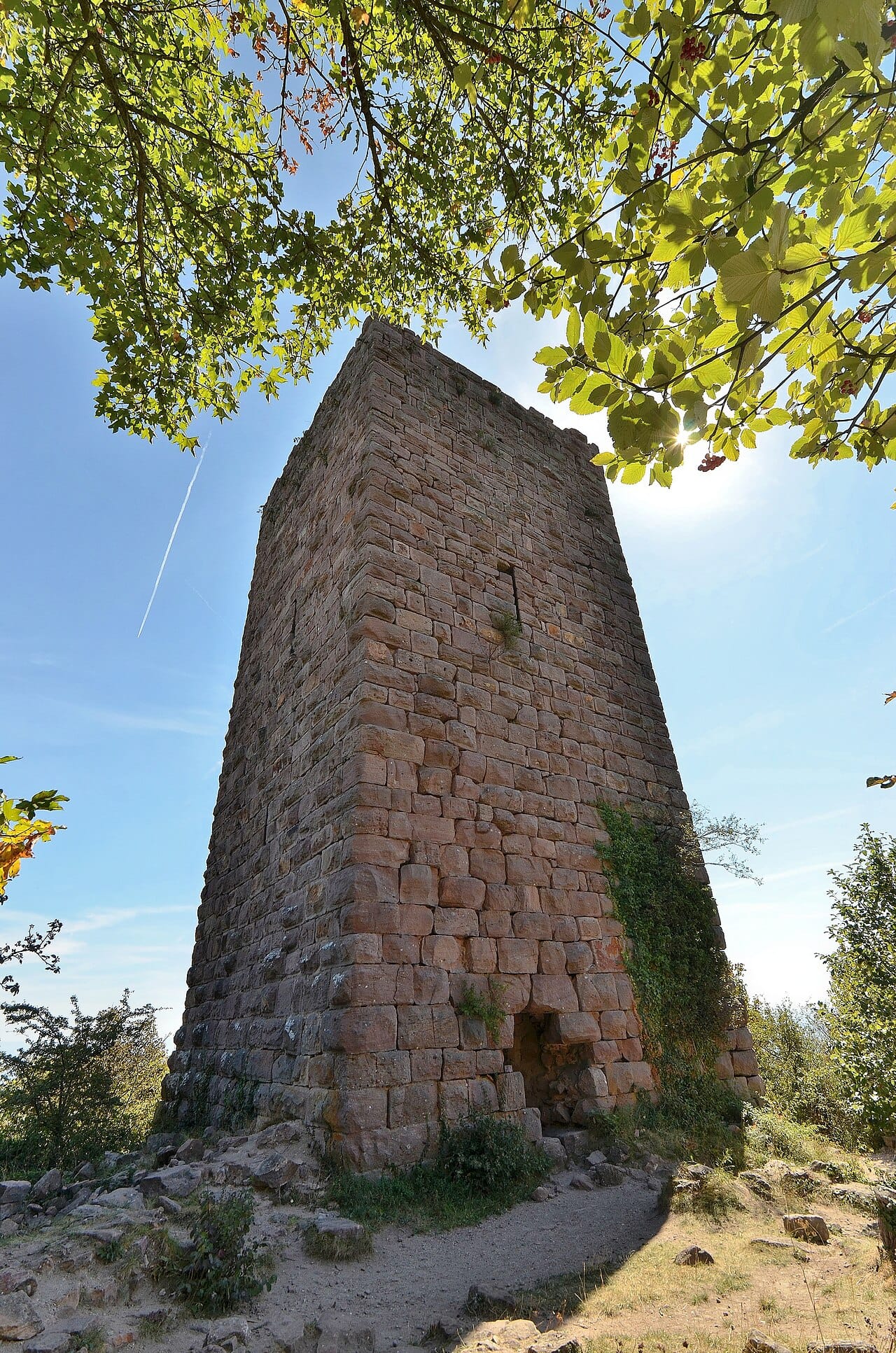 The keep of the Weckmund, the southern castle, built of bossed sandstone blocks in the early thirteenth century The keep of the Weckmund, the southern castle, built of bossed sandstone blocks in the early thirteenth century