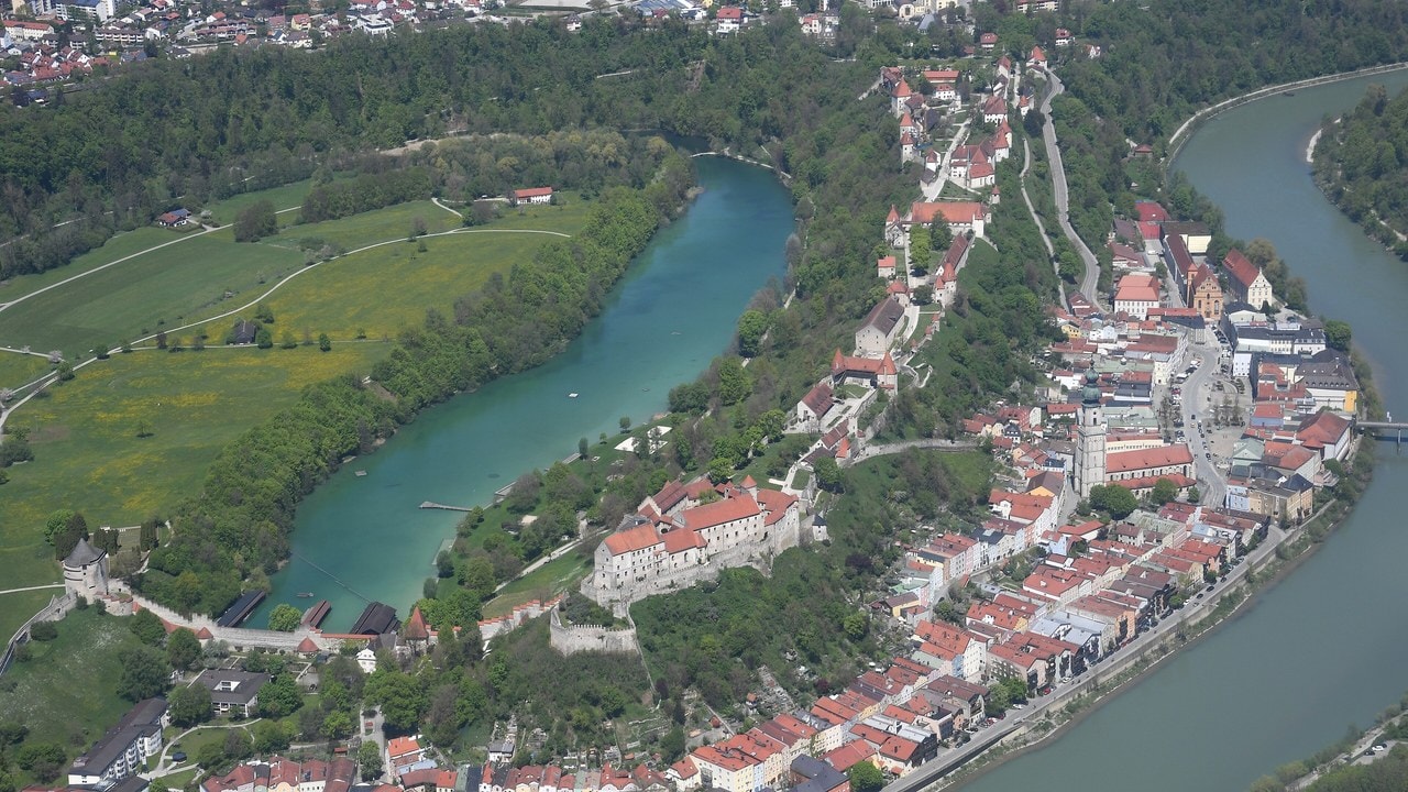 An aerial view along the Burghausen ridge: the main castle block sits at the near end above the Wöhrsee, and a chain of walled courtyards runs away up the ridge, with the Salzach river and the town of Burghausen on the right. An aerial view along the Burghausen ridge: the main castle block sits at the near end above the Wöhrsee, and a chain of walled courtyards runs away up the ridge, with the Salzach river and the town of Burghausen on the right.