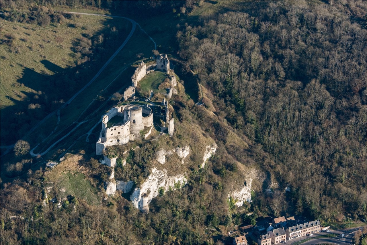 Oblique aerial of Château Gaillard in late autumn, showing the advance work, the middle enclosure and the innermost enclosure with its donjon strung one behind another along a chalk spur. Oblique aerial of Château Gaillard in late autumn, showing the advance work, the middle enclosure and the innermost enclosure with its donjon strung one behind another along a chalk spur.