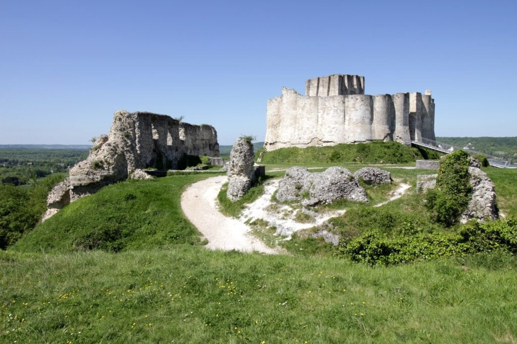 Château Gaillard 7 Château Gaillard's inner curtain and donjon under a deep blue sky, with weathered chalk and masonry stumps of the outer works in the foreground.