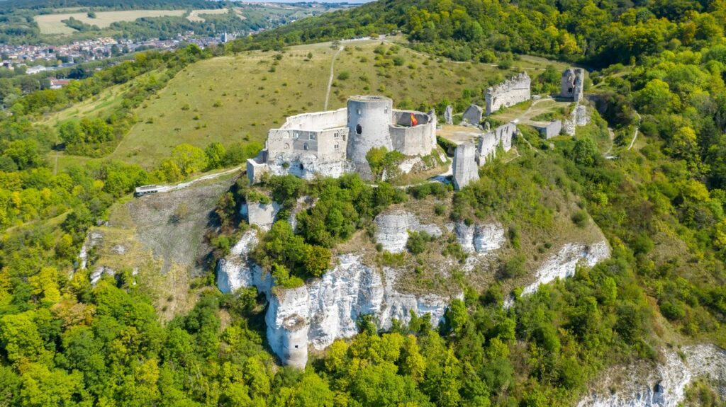 Château Gaillard 5 Aerial view of Château Gaillard in summer, the innermost enclosure and donjon at the cliff edge with the middle enclosure and advance work behind.