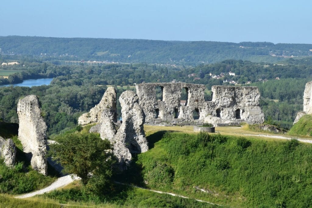 Château Gaillard 3 A long ruined range wall at Château Gaillard pierced by two rows of openings, standing on bare chalk with the Seine valley beyond.