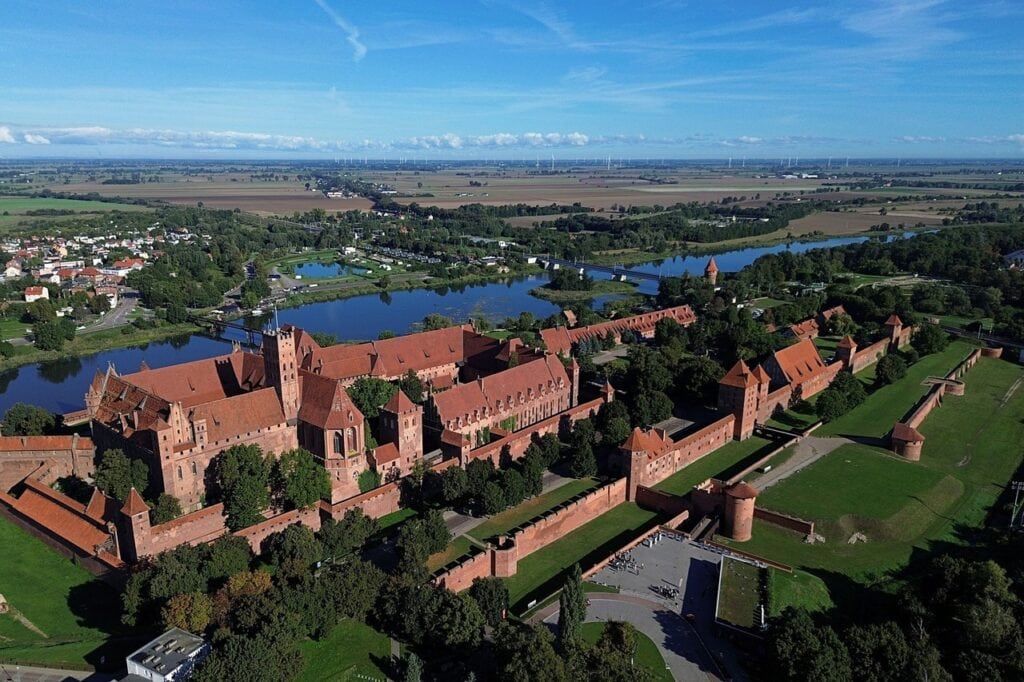History & Architecture 6 Largest Castles in the World